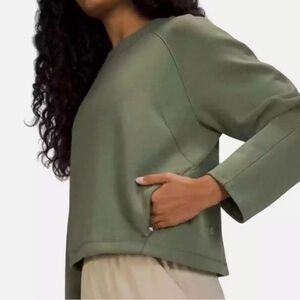 Lululemon AirWrap Crew - size 8 in Green Twill